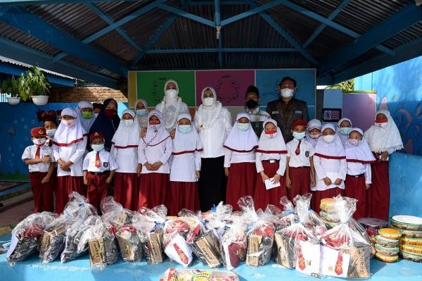 Nawal Lubis Berikan Bantuan Perlengkapan Sekolah untuk Anak Panti Asuhan di Padangsidimpuan